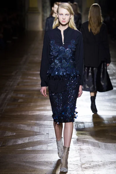Look 16